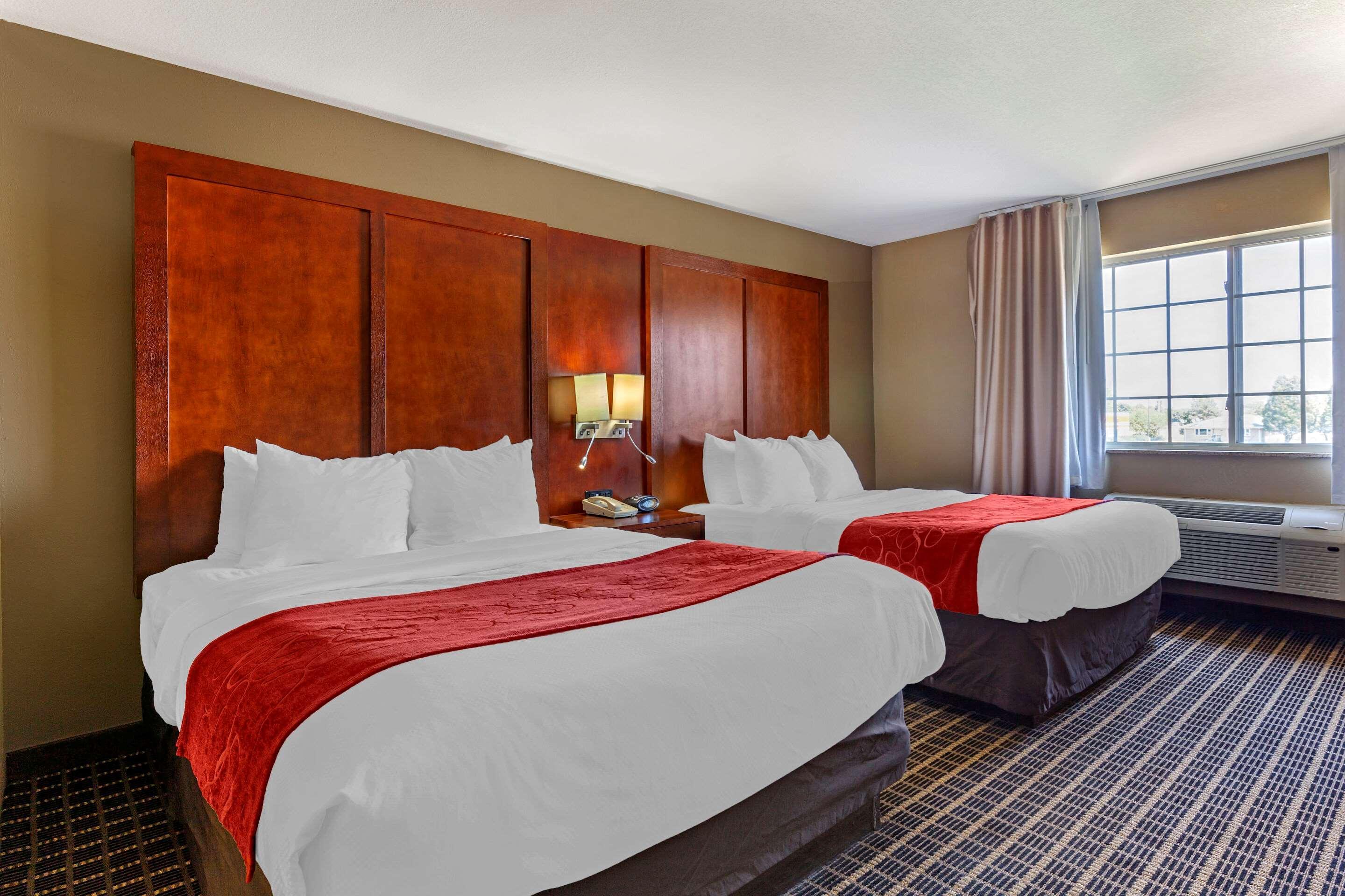 คอมฟอร์ต สวีท เดลาแวน - เลค เจนีวา แอเรีย Hotel ภายนอก รูปภาพ