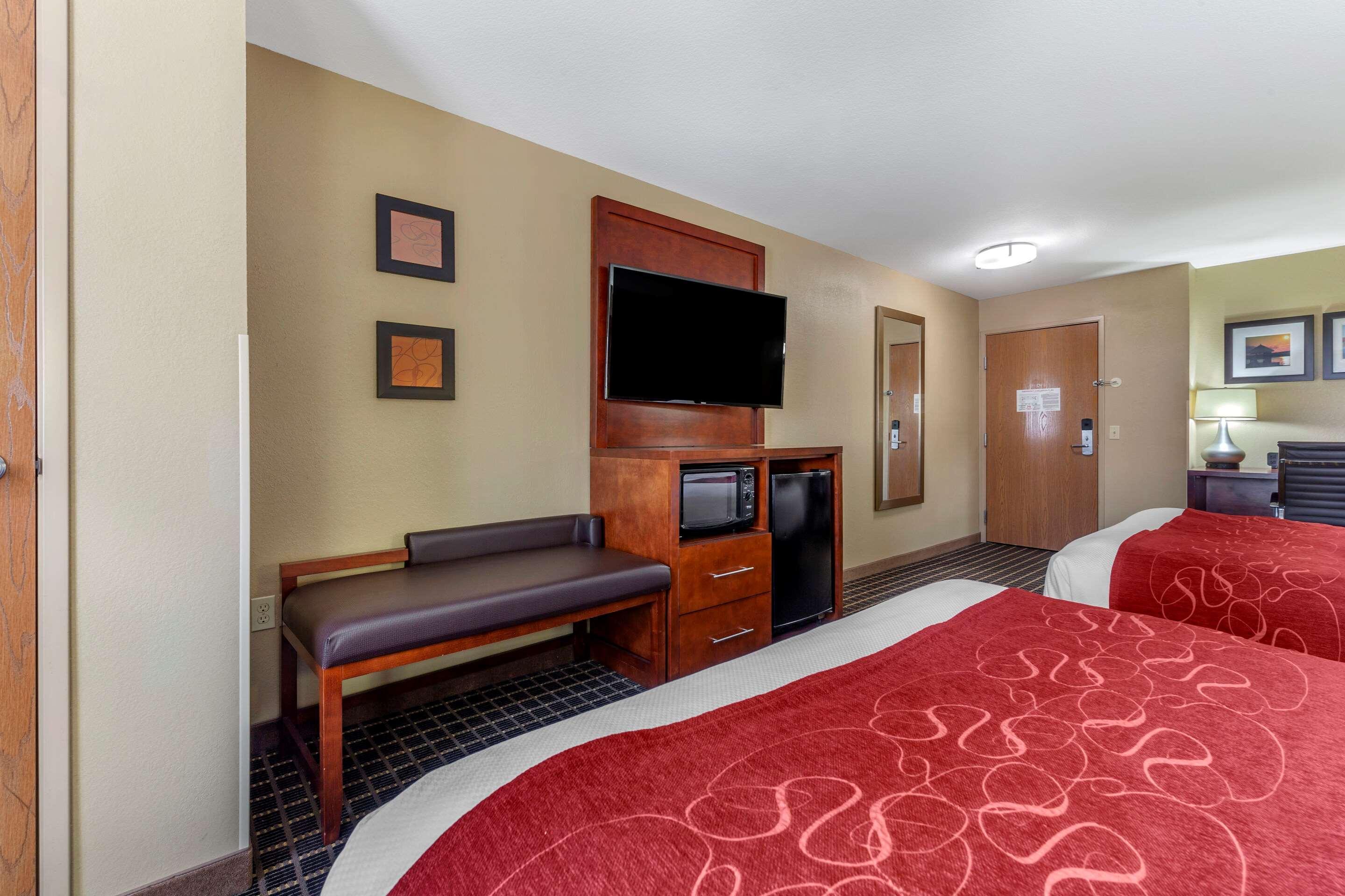 คอมฟอร์ต สวีท เดลาแวน - เลค เจนีวา แอเรีย Hotel ภายนอก รูปภาพ