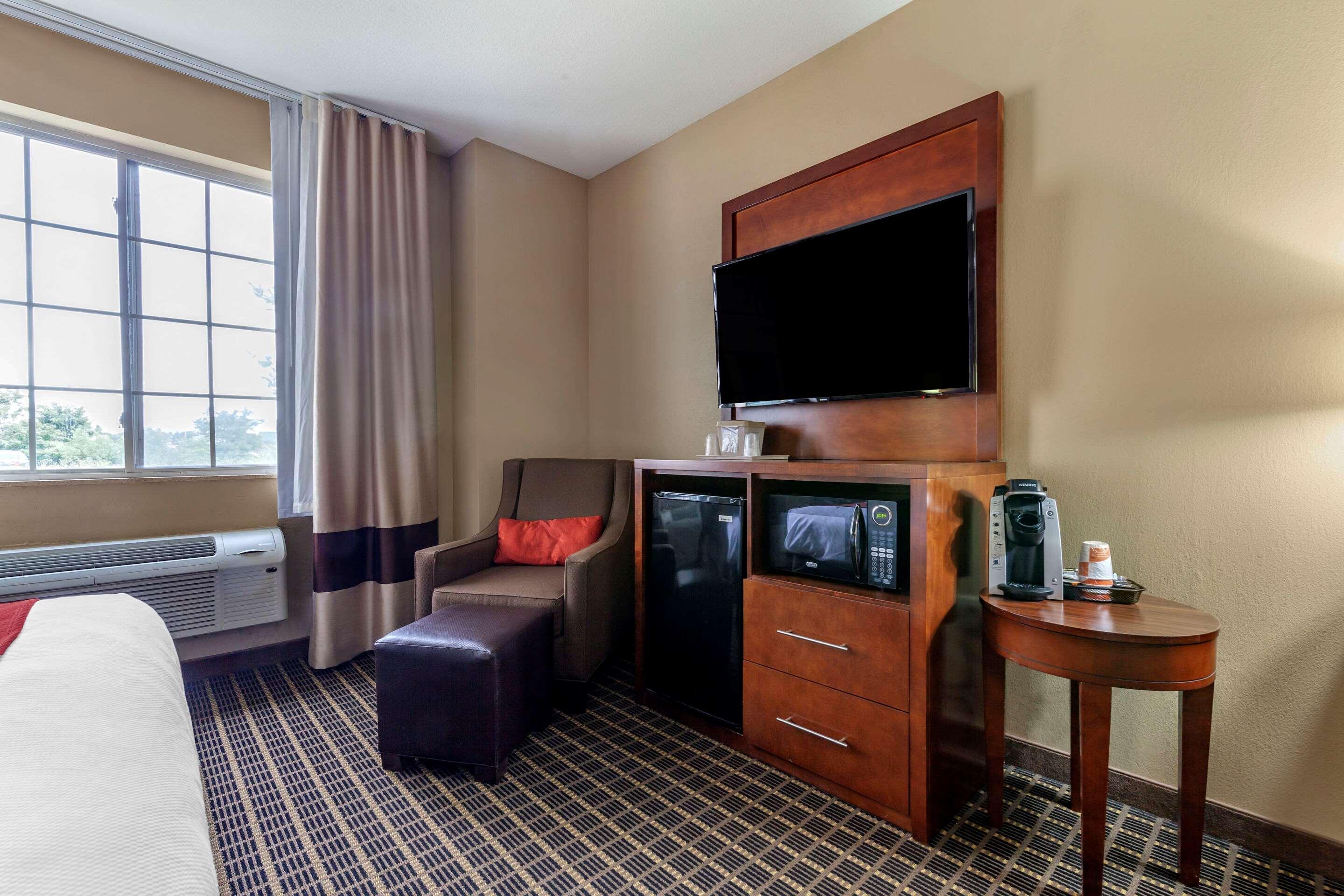 คอมฟอร์ต สวีท เดลาแวน - เลค เจนีวา แอเรีย Hotel ภายนอก รูปภาพ